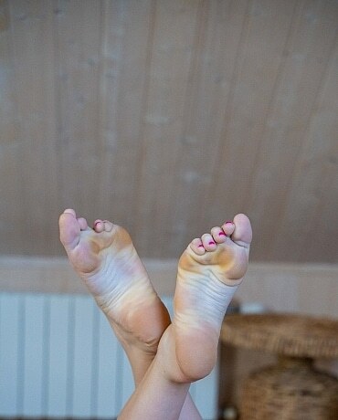 feet model christy-12