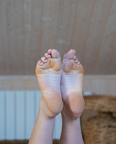 feet model christy-14